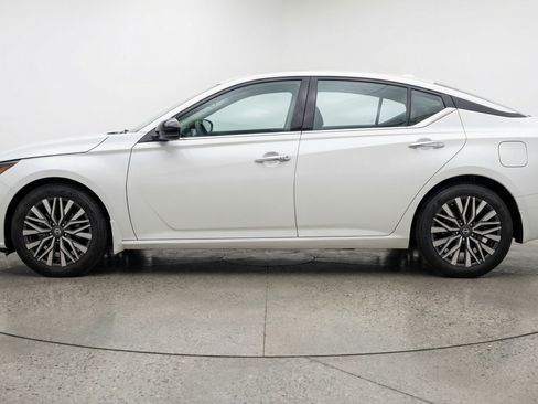 Used 2025 Nissan Altima 2.5 SV image 5