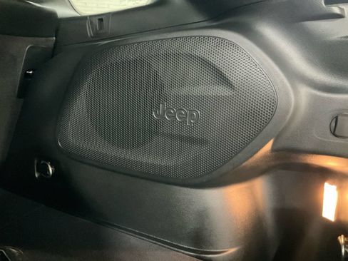 Used 2022 Jeep Cherokee Limited AWD/4WD image 21