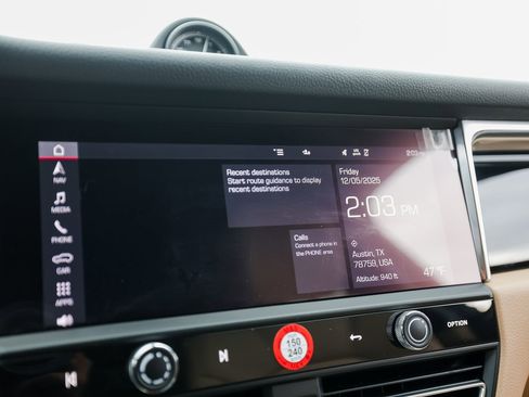 Certified 2025 Porsche Macan image 18