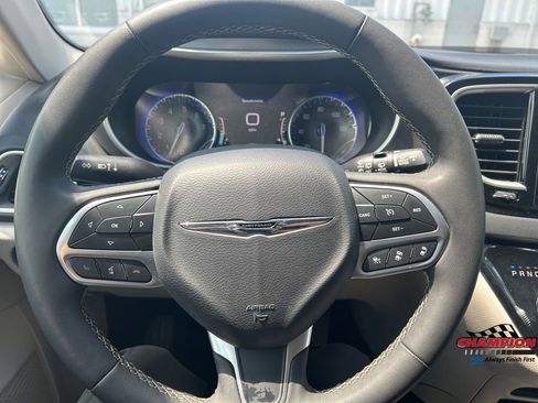 Used 2024 Chrysler Pacifica Touring-L FWD image 18