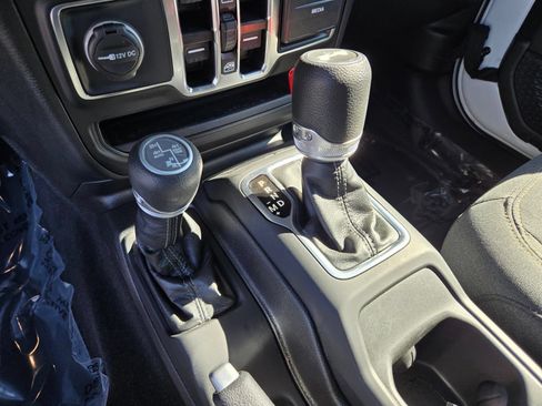 Used 2025 Jeep Wrangler Unlimited Sahara w/ Safety Group AWD/4WD image 19