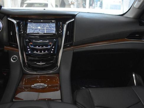 Used 2017 Cadillac Escalade Luxury image 18