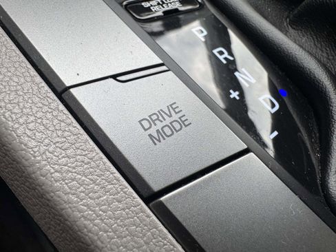 Used 2018 Hyundai Elantra SE image 25