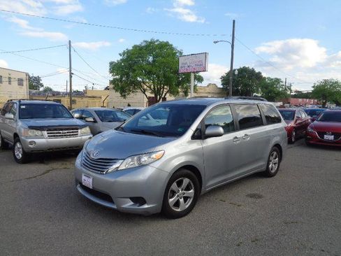 Used 2017 Toyota Sienna LE image 13