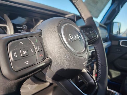 New 2025 Jeep Gladiator Sport w/ Premium Package image 18