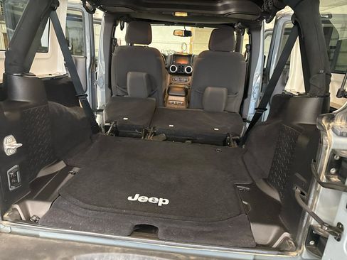 Used 2015 Jeep Wrangler Unlimited Rubicon w/ Connectivity Group AWD/4WD image 42