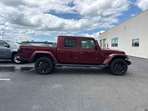 Used 2021 Jeep Gladiator Overland AWD/4WD image 6