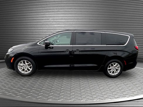 Used 2024 Chrysler Pacifica Touring-L FWD image 4