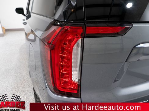 Used 2022 GMC Yukon XL AT4 image 9