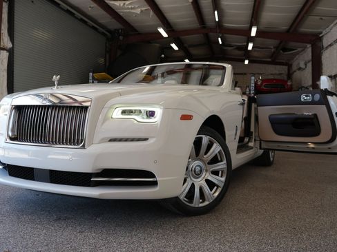 Used 2017 Rolls-Royce Dawn image 30
