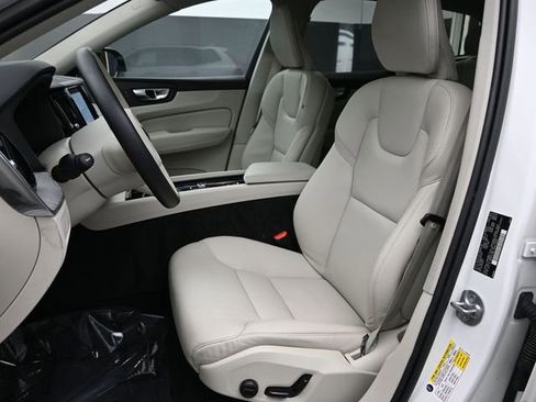 Used 2023 Volvo XC60 B5 Plus w/ Climate Package image 9