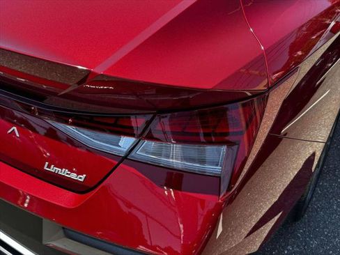Certified 2025 Hyundai Elantra Limited FWD image 9