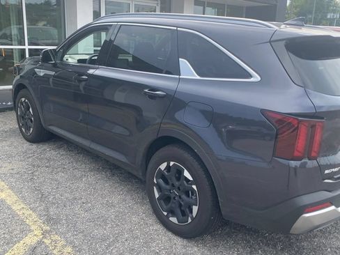 Used 2025 Kia Sorento S w/ Panoramic Sunroof Package FWD image 4