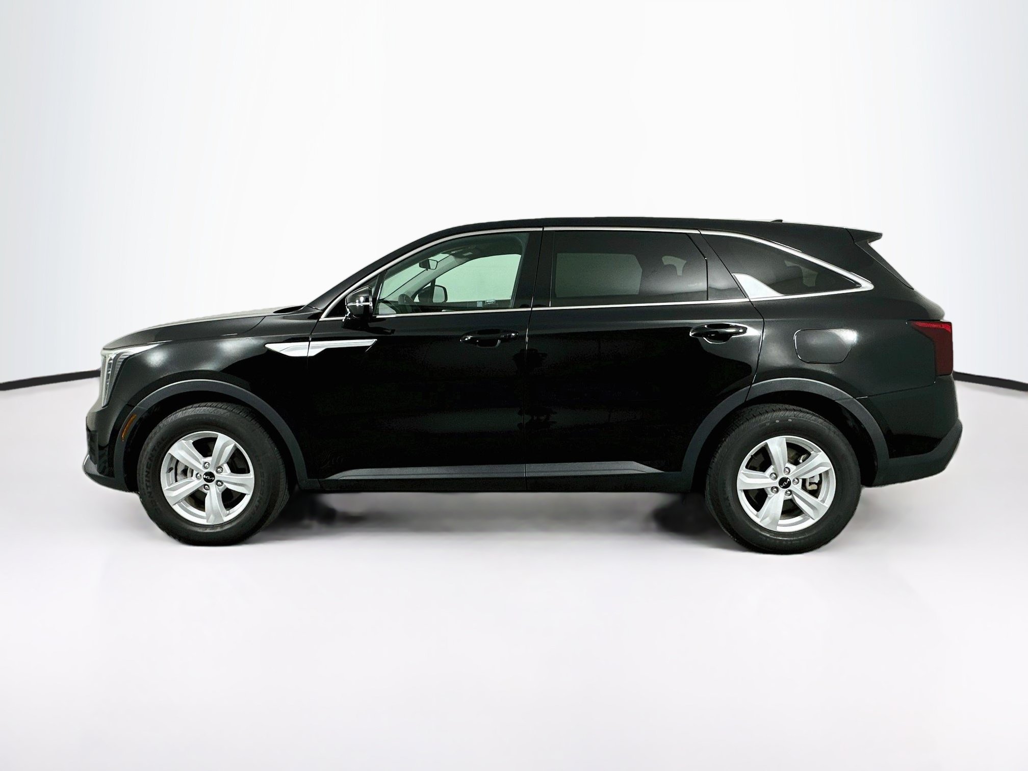 Used 2025 Kia Sorento LX FWD image 4