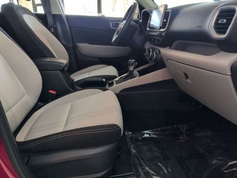 Used 2025 Hyundai Venue SEL image 21