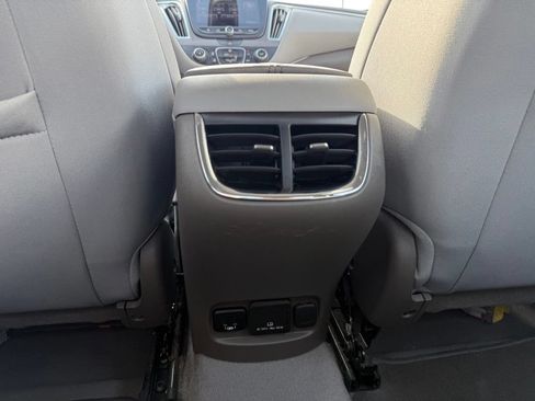 Used 2017 Chevrolet Malibu LT FWD image 25