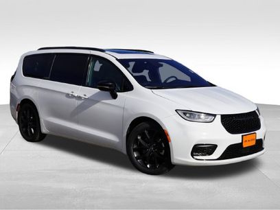 Certified 2026 Chrysler Pacifica Limited w/ S Appearance Package
