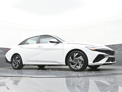 Certified 2024 Hyundai Elantra SEL w/ Convenience Package image 41