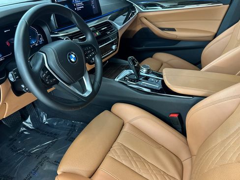 Used 2023 BMW 530e w/ Convenience Package image 4