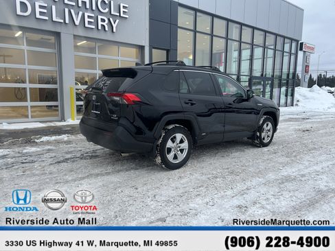 Used 2021 Toyota RAV4 LE image 9