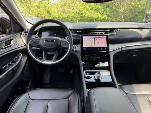 Used 2023 Jeep Grand Cherokee Limited w/ Black Appearance Package AWD/4WD image 13