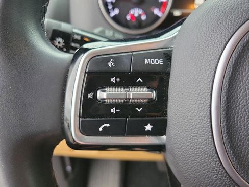 Certified 2024 Kia Carnival LX image 33