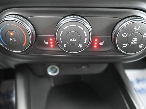 Certified 2025 Chevrolet Trax RS w/ Sunroof Package FWD image 16