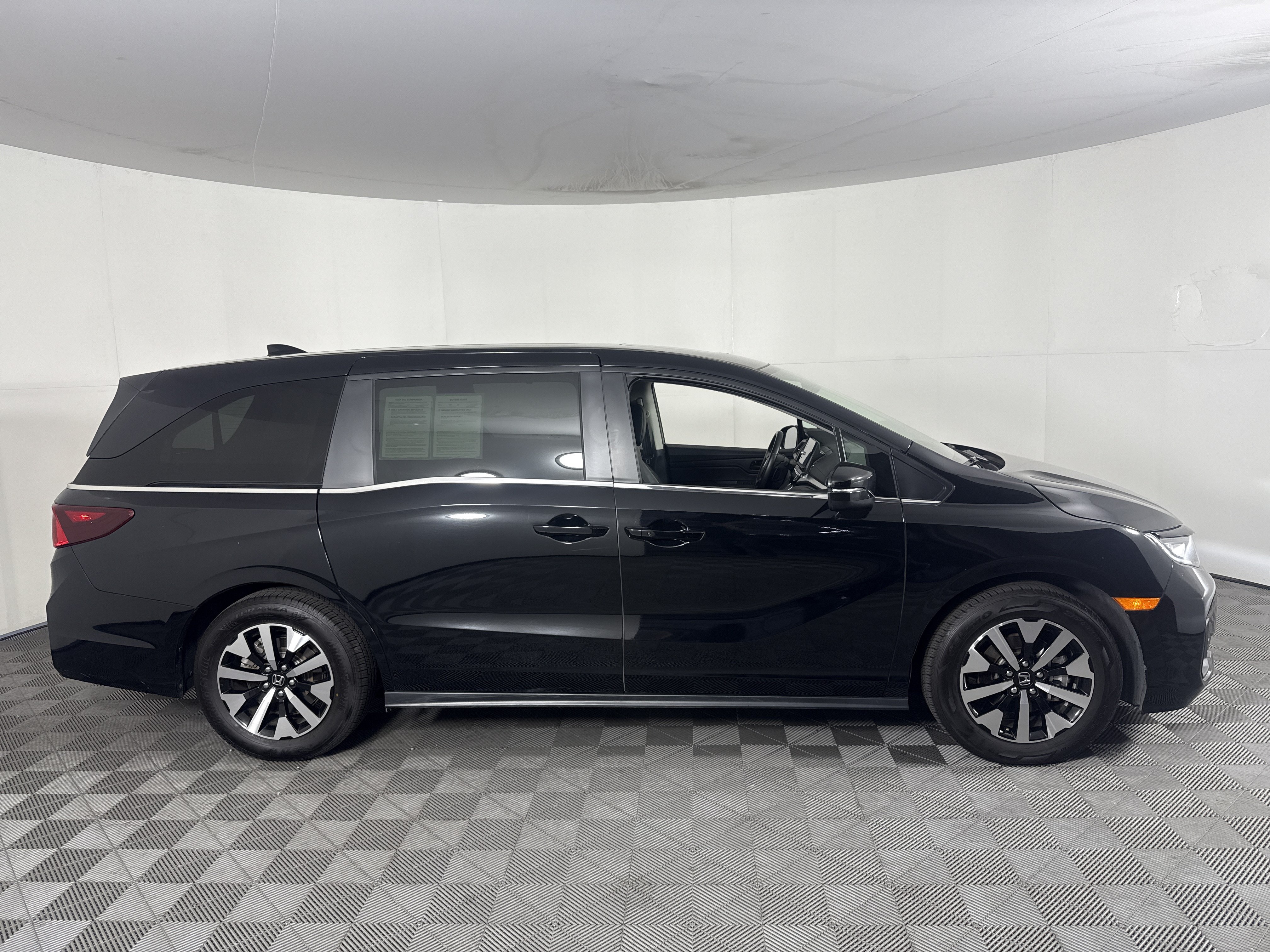 Used 2025 Honda Odyssey EX-L image 2