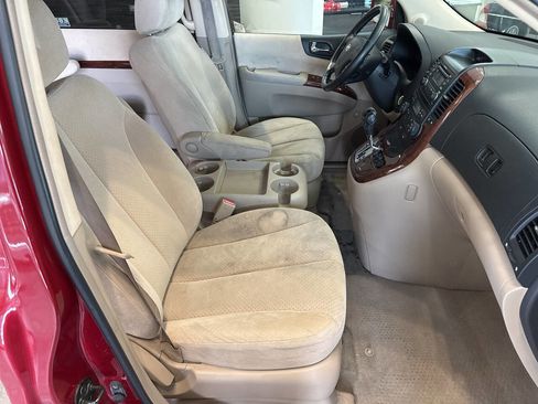 Used 2007 Hyundai Entourage GLS image 29