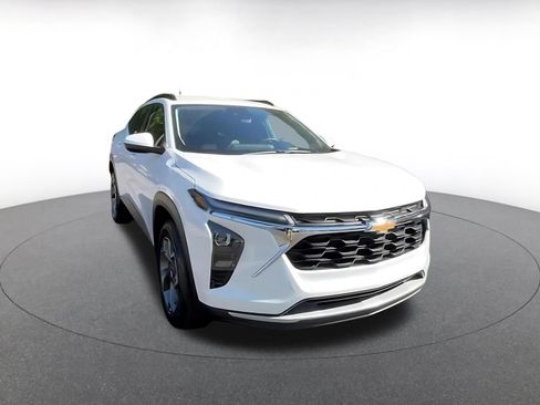 Used 2025 Chevrolet Trax LT w/ LT Convenience Package FWD image 3