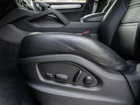 Certified 2023 Porsche Cayenne Platinum Edition AWD/4WD image 22