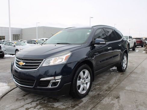 Used 2017 Chevrolet Traverse LT w/ Style and Technology Package image 3