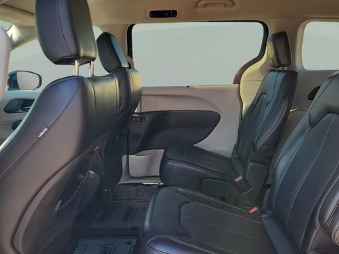 Used 2024 Chrysler Pacifica Touring-L image 12