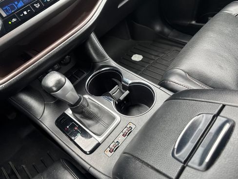 Used 2017 Toyota Highlander Limited Platinum FWD image 30