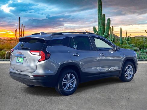 Used 2024 GMC Terrain SLE w/ Driver Convenience Package image 3