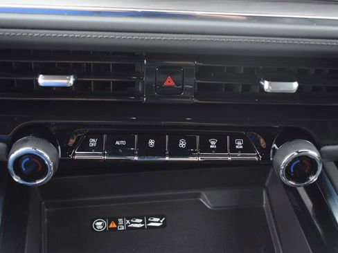 Used 2025 Chevrolet Suburban Z71 AWD/4WD image 27