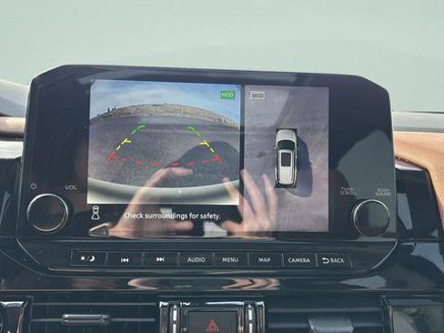 Used 2025 Nissan Pathfinder Platinum image 16