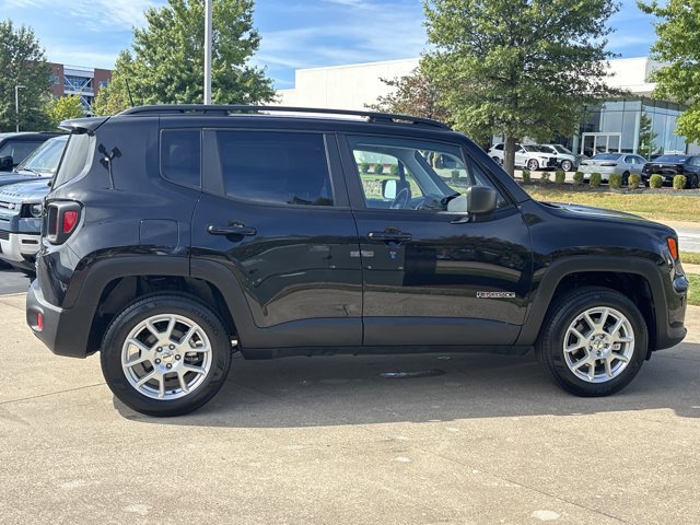 Used 2022 Jeep Renegade Latitude AWD/4WD image 2
