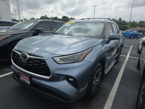 Used 2023 Toyota Highlander XLE FWD image 3