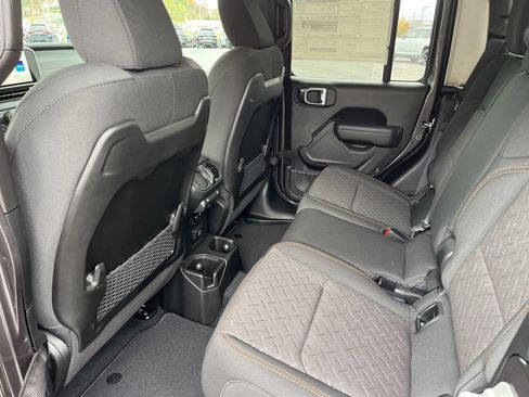 New 2025 Jeep Gladiator Mojave w/ Convenience Group image 17