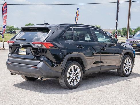 Used 2021 Toyota RAV4 XLE Premium FWD image 5