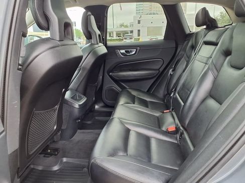 Used 2018 Volvo XC60 T5 Momentum w/ Vision Package AWD/4WD image 5
