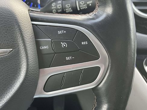 Used 2017 Chrysler Pacifica Touring-L Plus w/ Tire & Wheel Group image 9