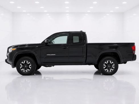 Used 2019 Toyota Tacoma TRD Off-Road AWD/4WD image 2