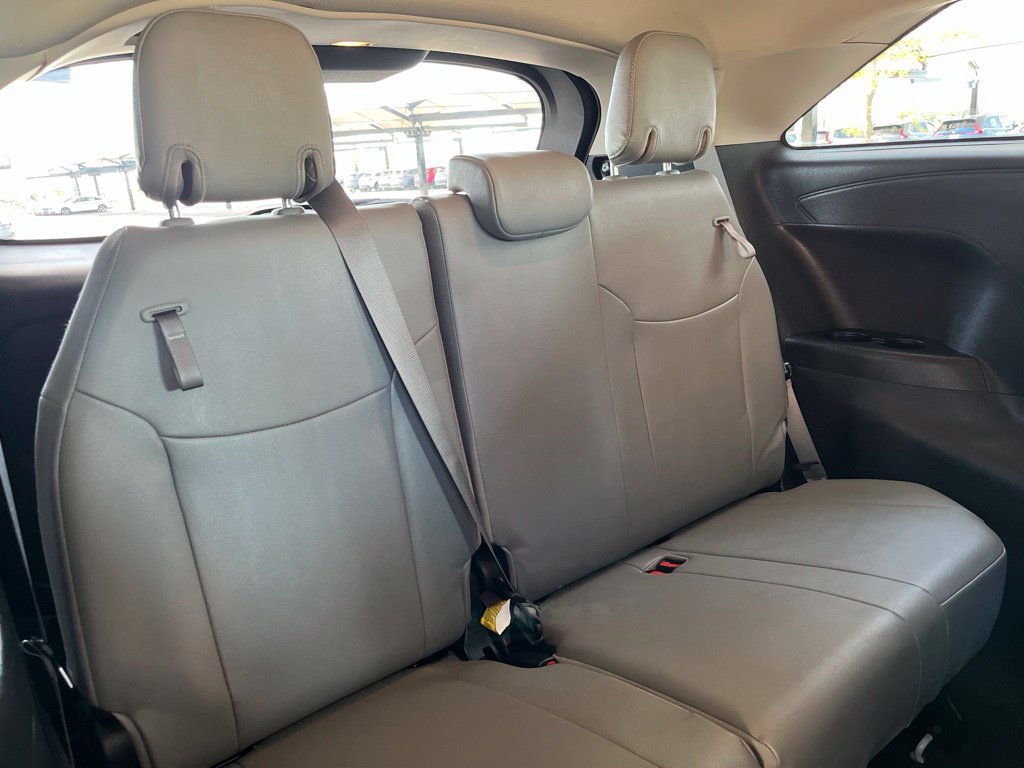 Used 2025 Toyota Sienna XLE FWD image 28