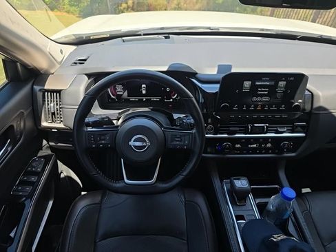 Used 2023 Nissan Pathfinder Platinum FWD image 18