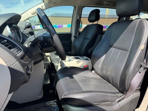 Used 2015 Chrysler Town & Country Touring FWD image 16