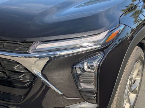 Used 2025 Chevrolet Trax LT w/ LT Convenience Package image 11