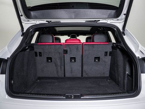 Certified 2025 Porsche Macan image 28