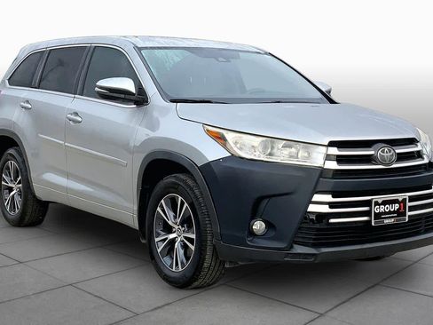 Used 2017 Toyota Highlander Plus FWD image 3